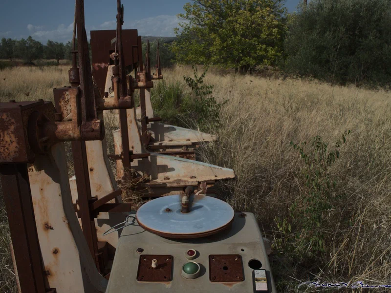 Behind the petrol station, there's a woodworking shop — and what looks like it could have been an automobile workshop. No idea what this machine does, but it's safe to say it doesn't anymore.
