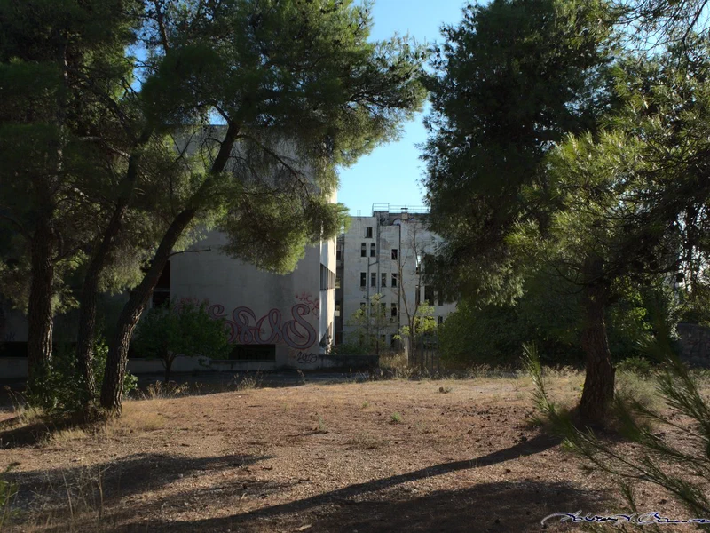 ...the branch of the Athens General Hospital "Sismanogleio", formerly "Papadimitriou". Obviously abandoned, but less obviously so than NIEN. Certain evidence on site leads me to assume that this hospital was active until the 21st century.