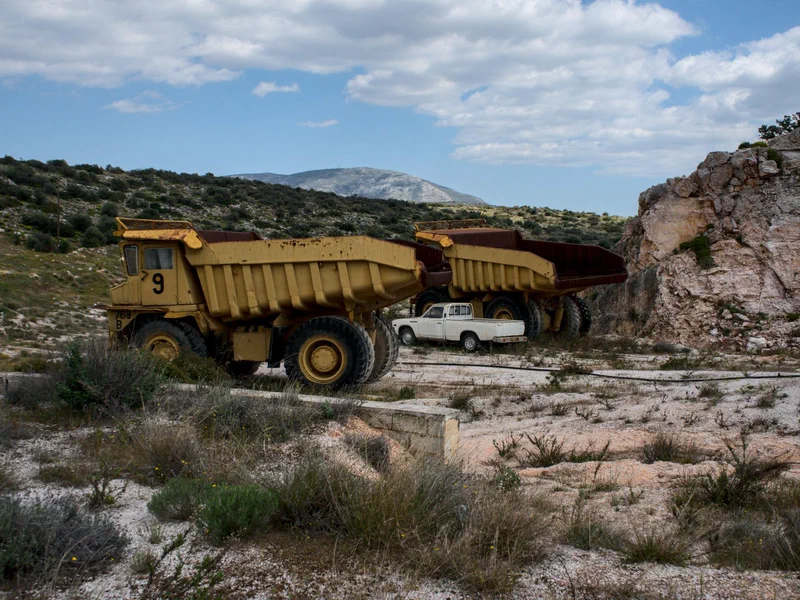 Normal sized truck in the middle for size reference