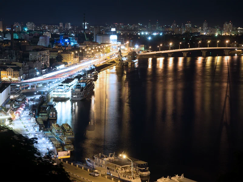 A total of 36 seconds exposure of the Dnipro river. I especially like the shadows of the street lamps on the right.