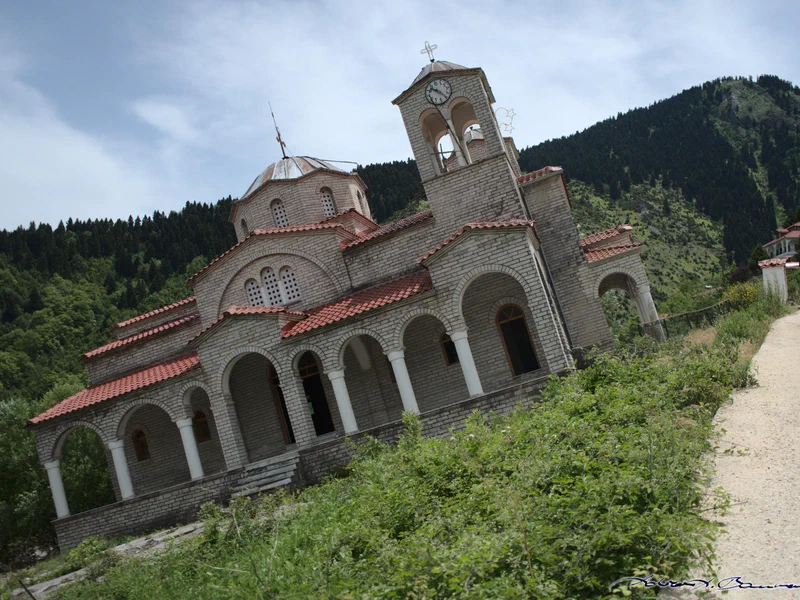 The church in Ropoto stands at a 16° angle. I am still surprised at how intact it is - outside and inside, hardly any damage is noticeable.